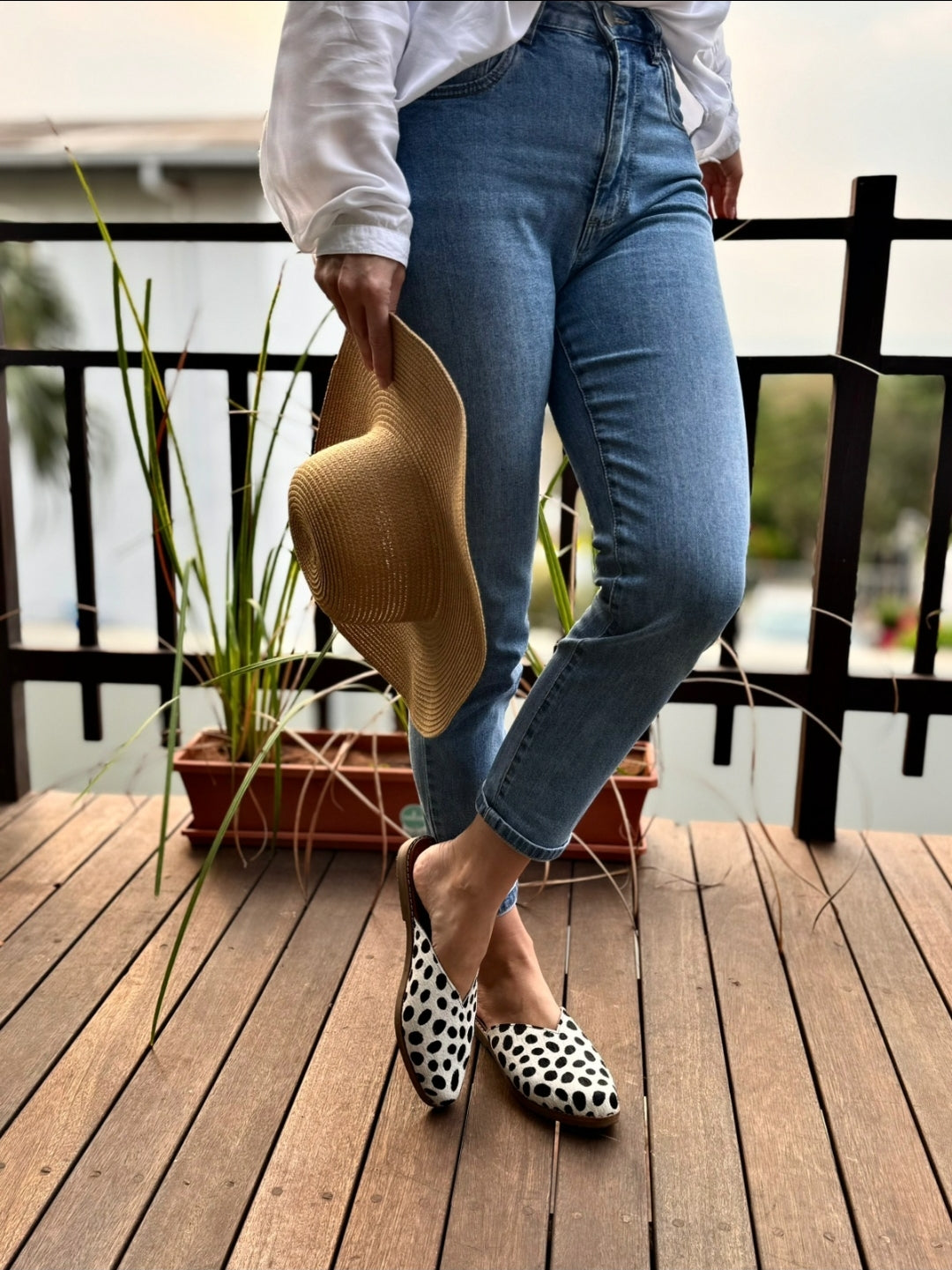 V-cut| Ladies Slip-on